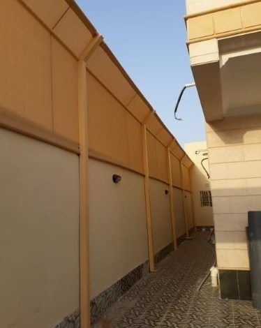 تركيب سواتر أحواش مقاومة للعوامل الجوية في الدمام.