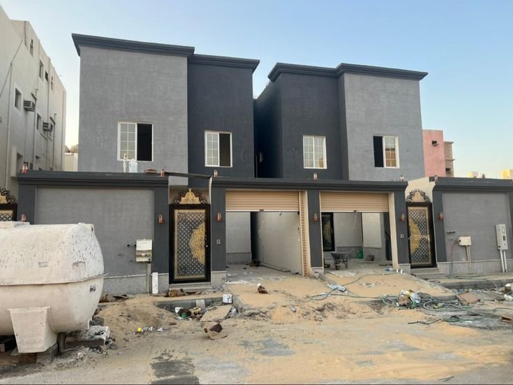 إصلاح وتحديث واجهة منزل قديم في الدمام ضمن أعمال الترميم الخارجي.